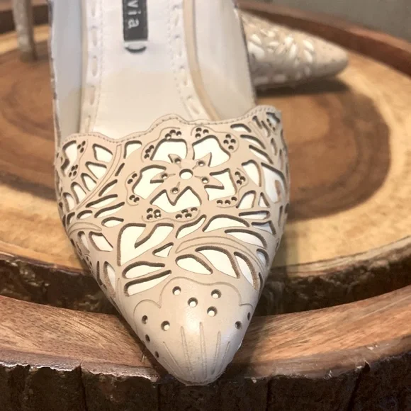 Alice & Olivia Dina Rose Laser Cut Hard to find  size 37 - Picture 4 of 16
